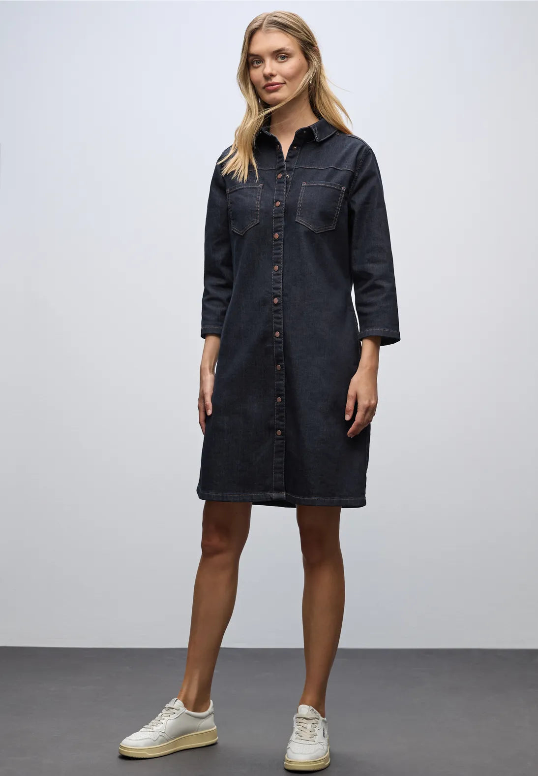 Street One Style Dress 144681 i Rinse Blue Washed med skjortekrave, knapliste og sidelommer