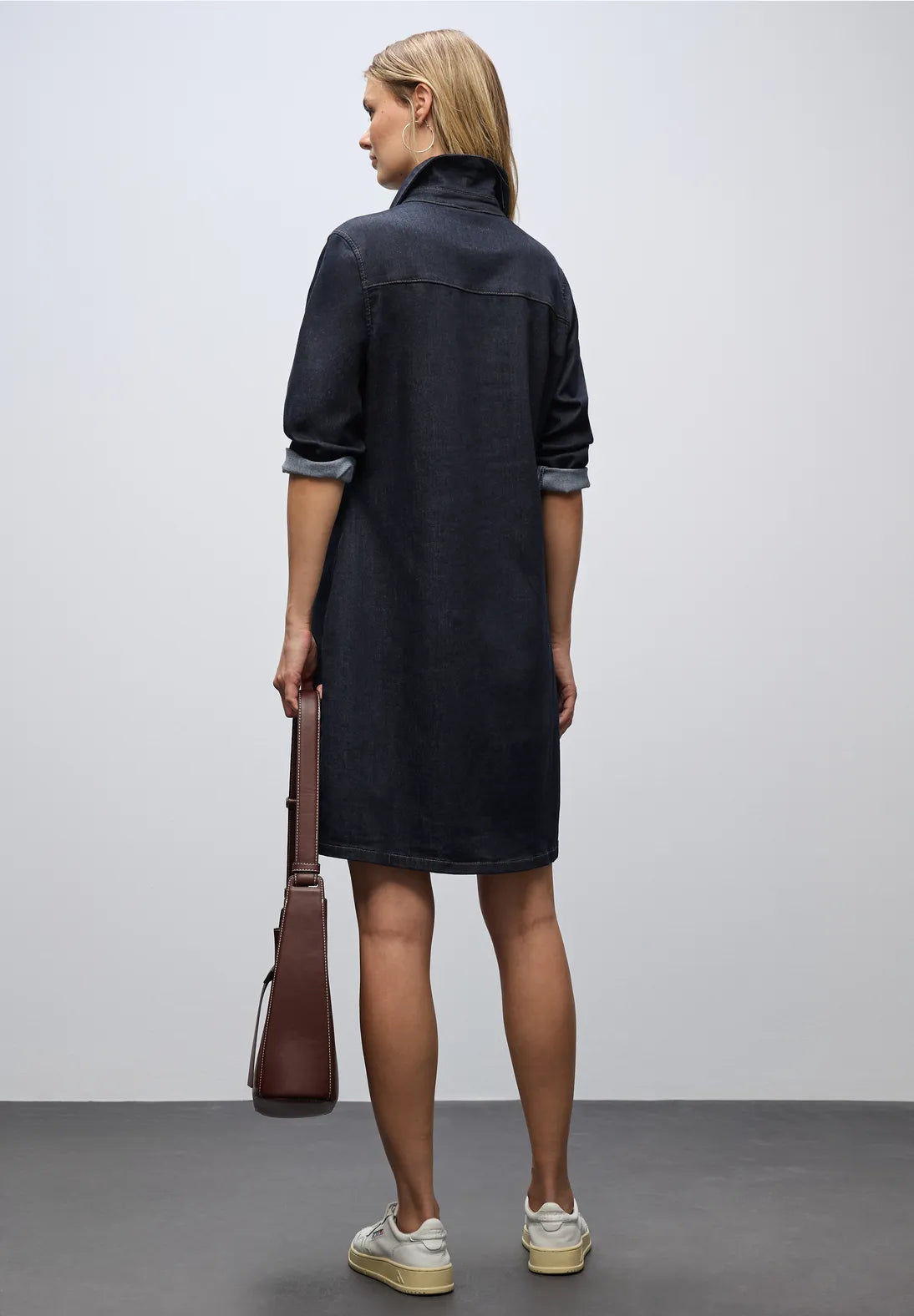 Street One Style Dress 144681 i Rinse Blue Washed med skjortekrave, knapliste og sidelommer