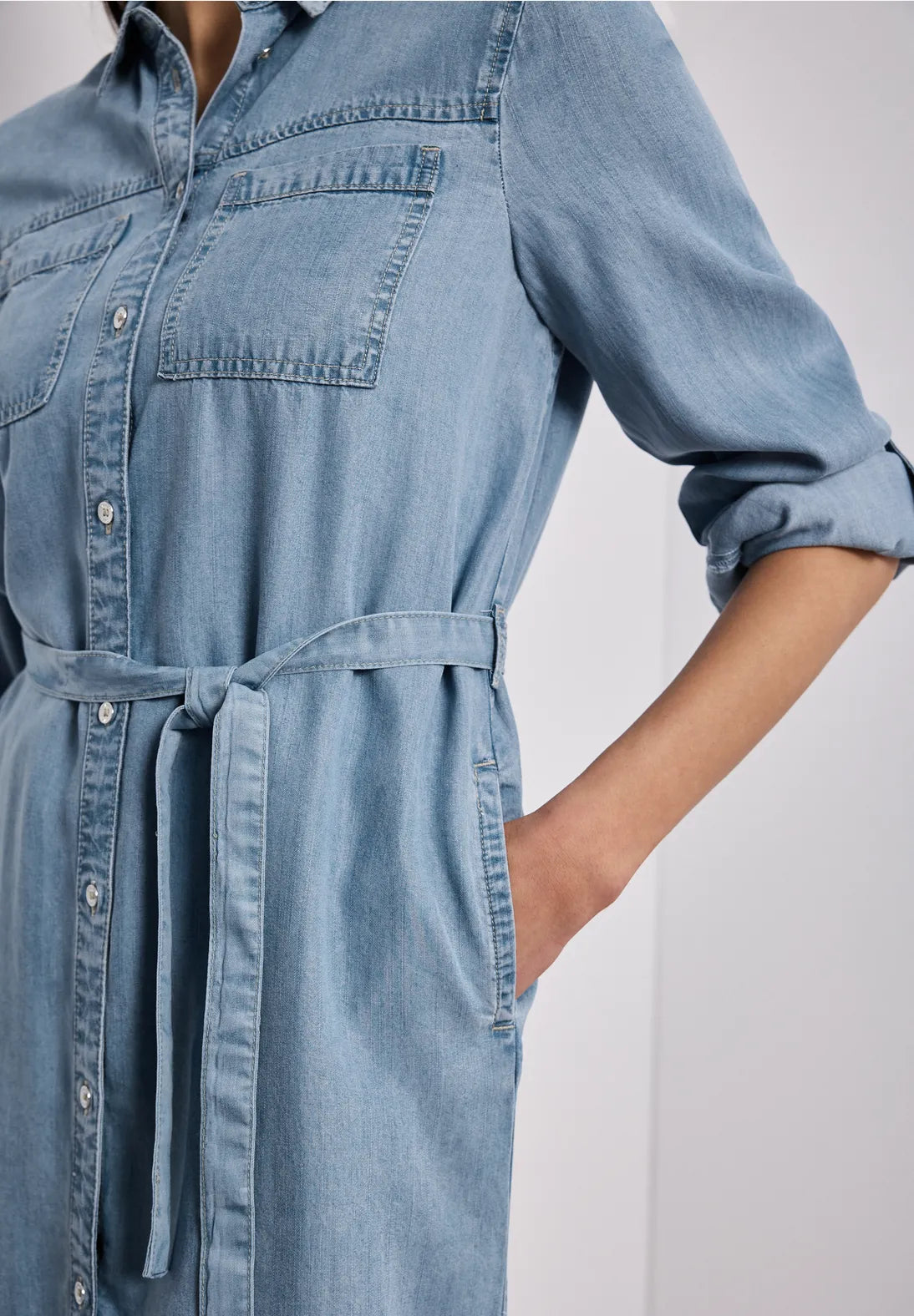 Knælang denim kjole til dame