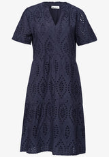 Feminin kjole med split neck og korte ærmer