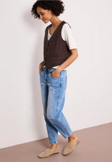 Brun sommer vest i hør med V-hals