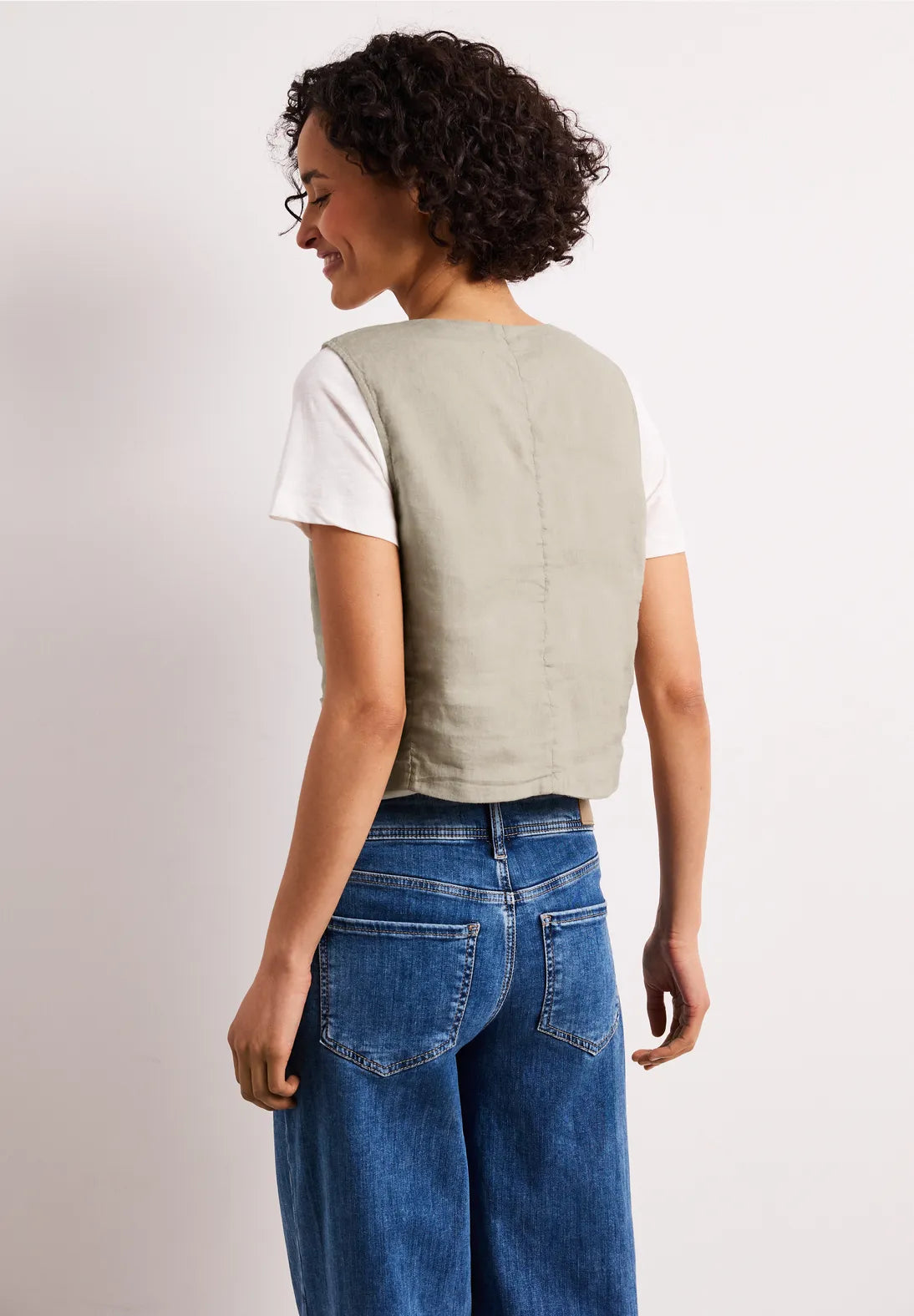 Lys vest med knapper i naturligt look