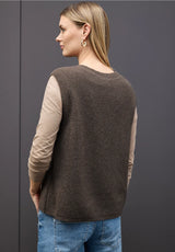 Street One Cosy Sleeveless Cardigan 254032 i Dark Nomad Brown Melange med rund hals og knapliste