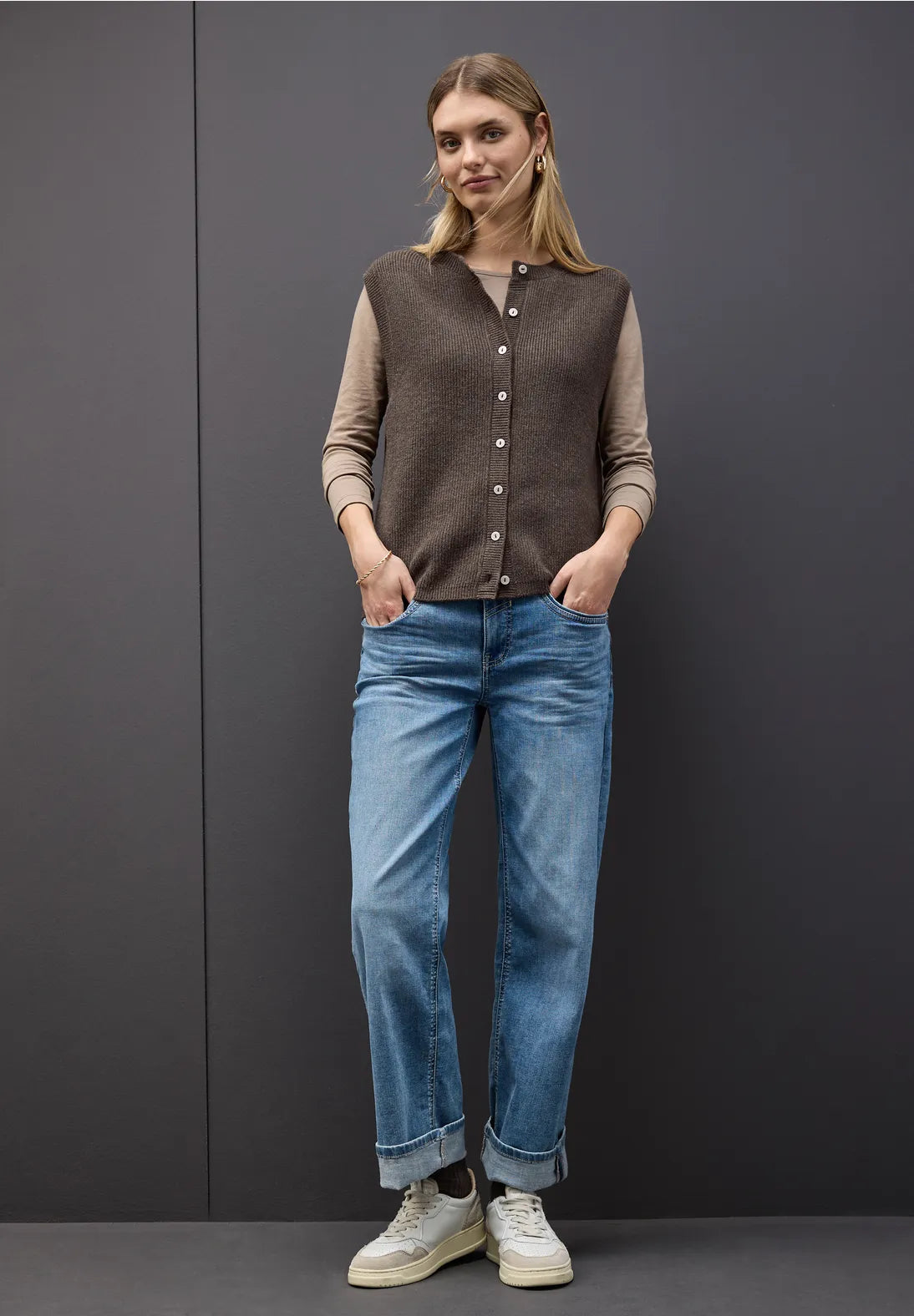 Street One Cosy Sleeveless Cardigan 254032 i Dark Nomad Brown Melange med rund hals og knapliste