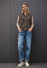 Street One Cosy Sleeveless Cardigan 254032 i Dark Nomad Brown Melange med rund hals og knapliste