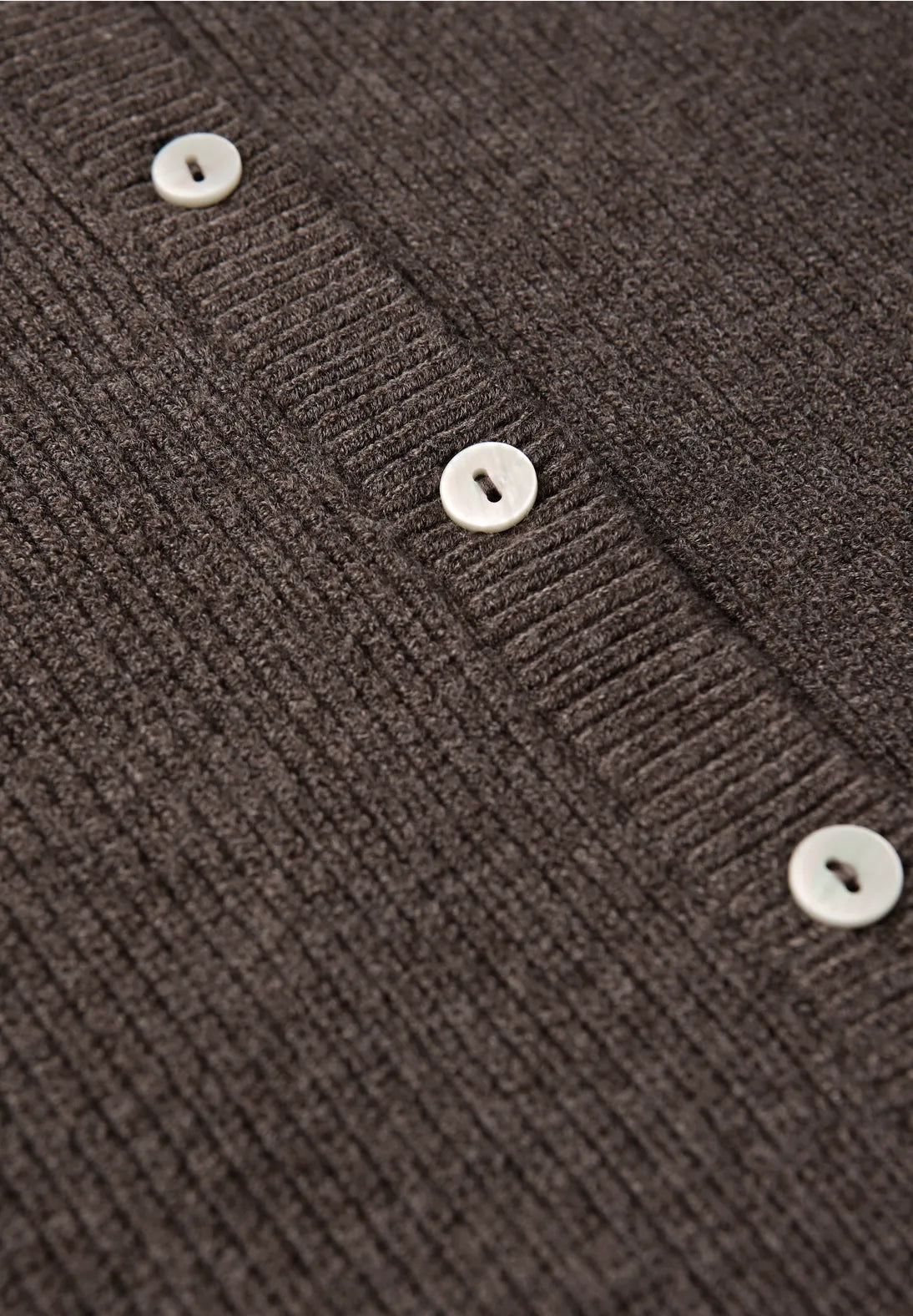 Street One Cosy Sleeveless Cardigan 254032 i Dark Nomad Brown Melange med rund hals og knapliste