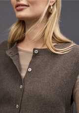 Street One Cosy Sleeveless Cardigan 254032 i Dark Nomad Brown Melange med rund hals og knapliste