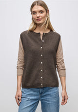 Street One Cosy Sleeveless Cardigan 254032 i Dark Nomad Brown Melange med rund hals og knapliste
