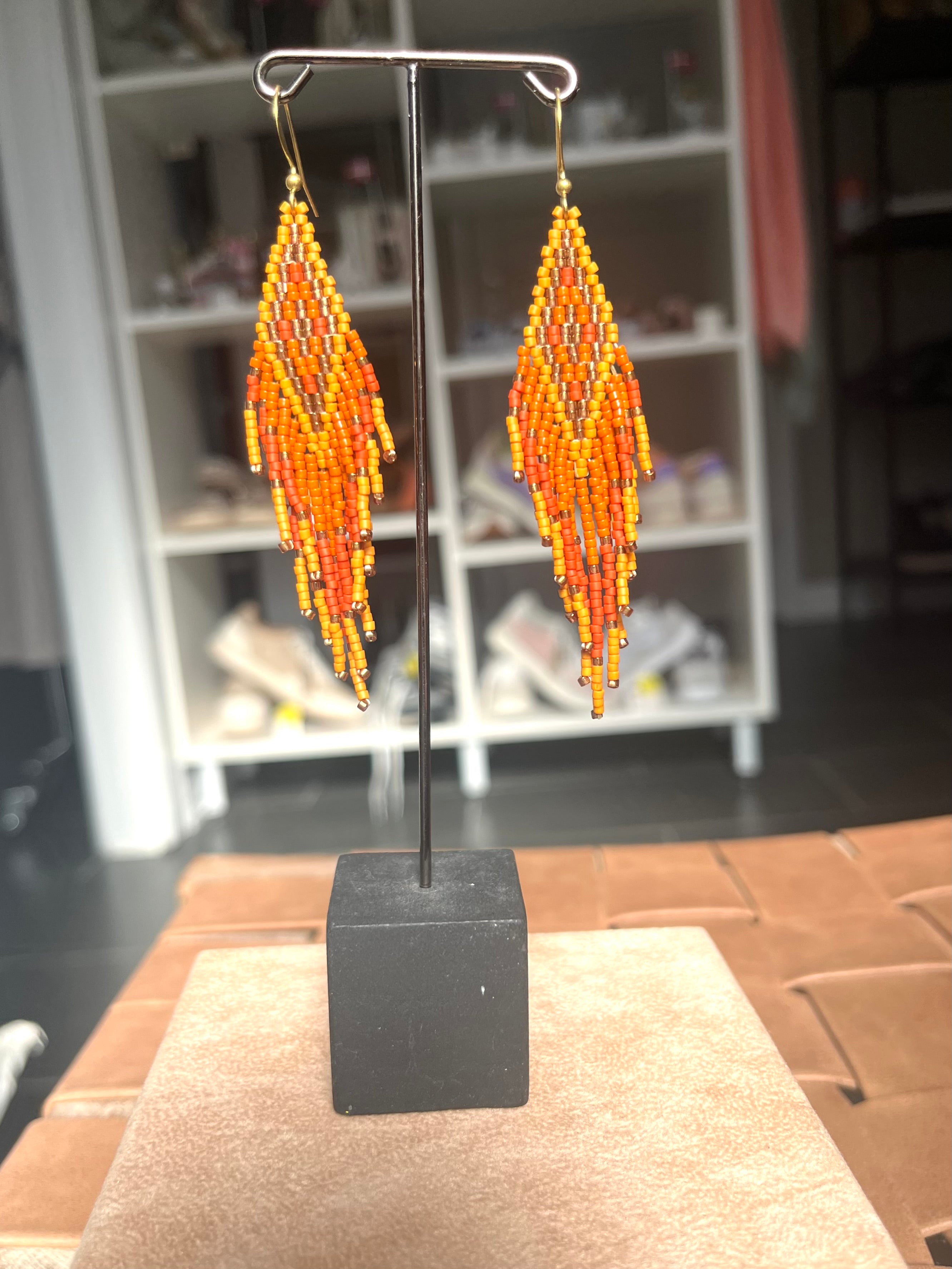 Grønlandske Perleøreringe – Rudeform – varme gule/orange Nuancer – Håndlavede