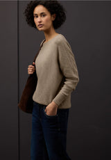 Cosy Dolman sweater fra Street One i farven Mocha Glow – blød strik med U-bådsudskæring