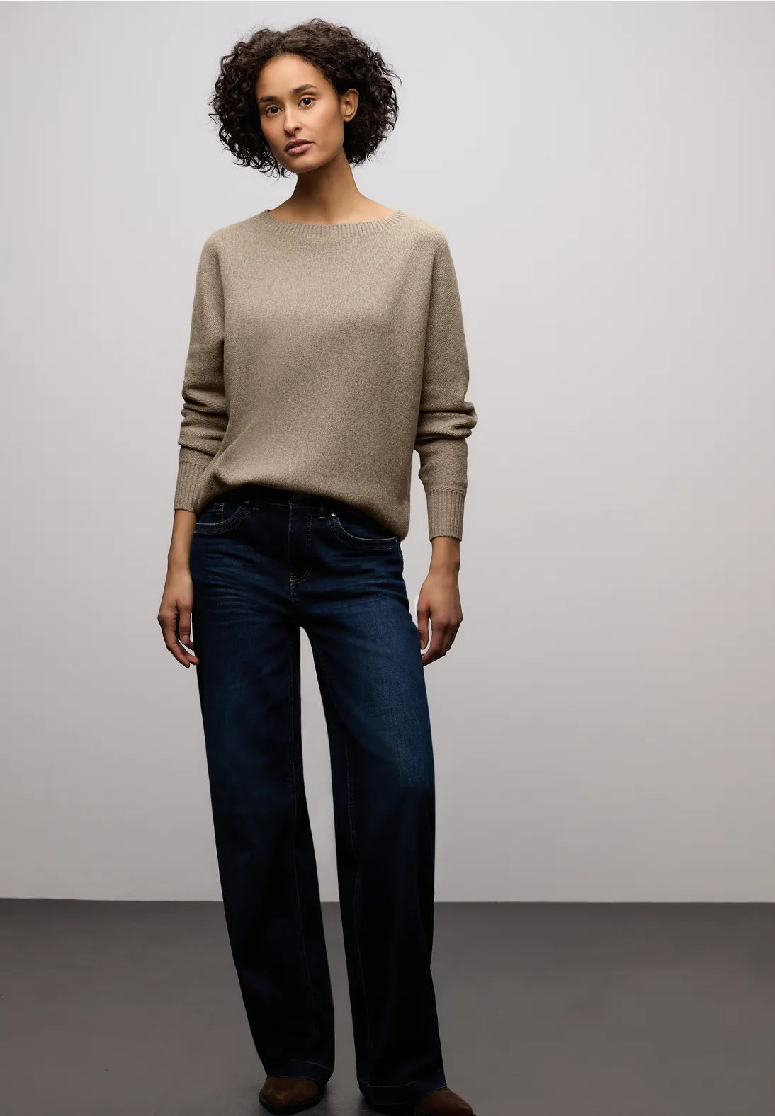 Cosy Dolman sweater fra Street One i farven Mocha Glow – blød strik med U-bådsudskæring
