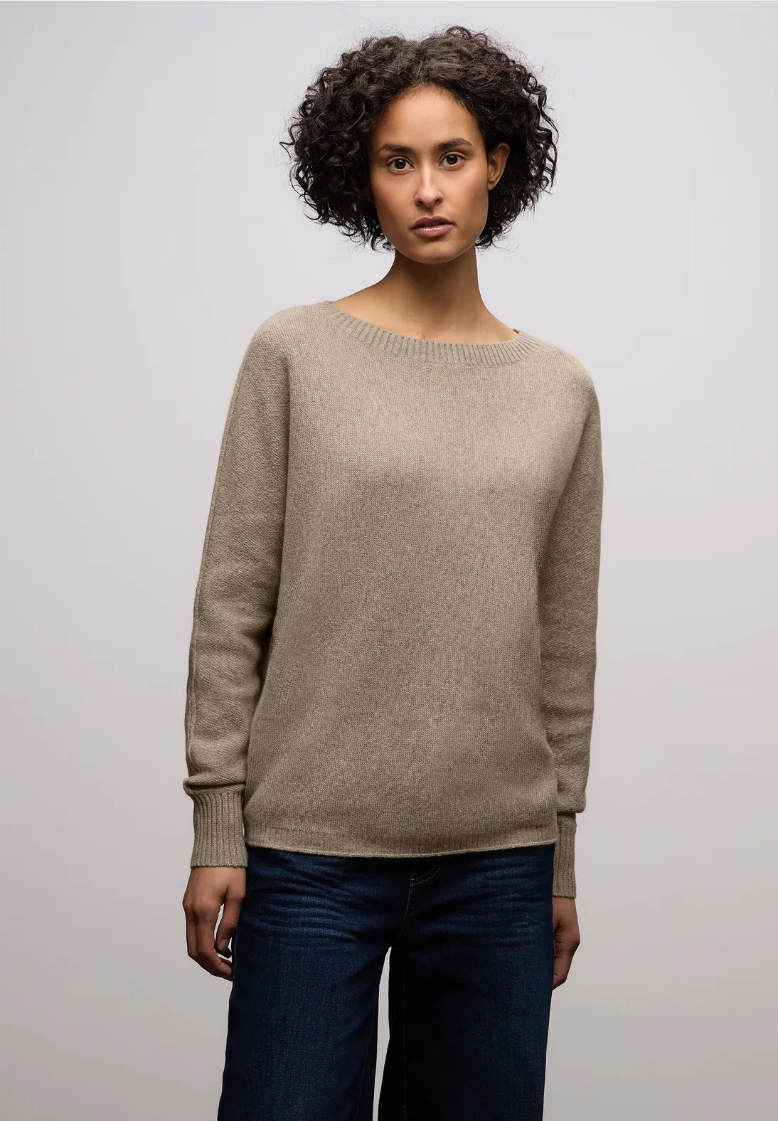 Cosy Dolman sweater fra Street One i farven Mocha Glow – blød strik med U-bådsudskæring