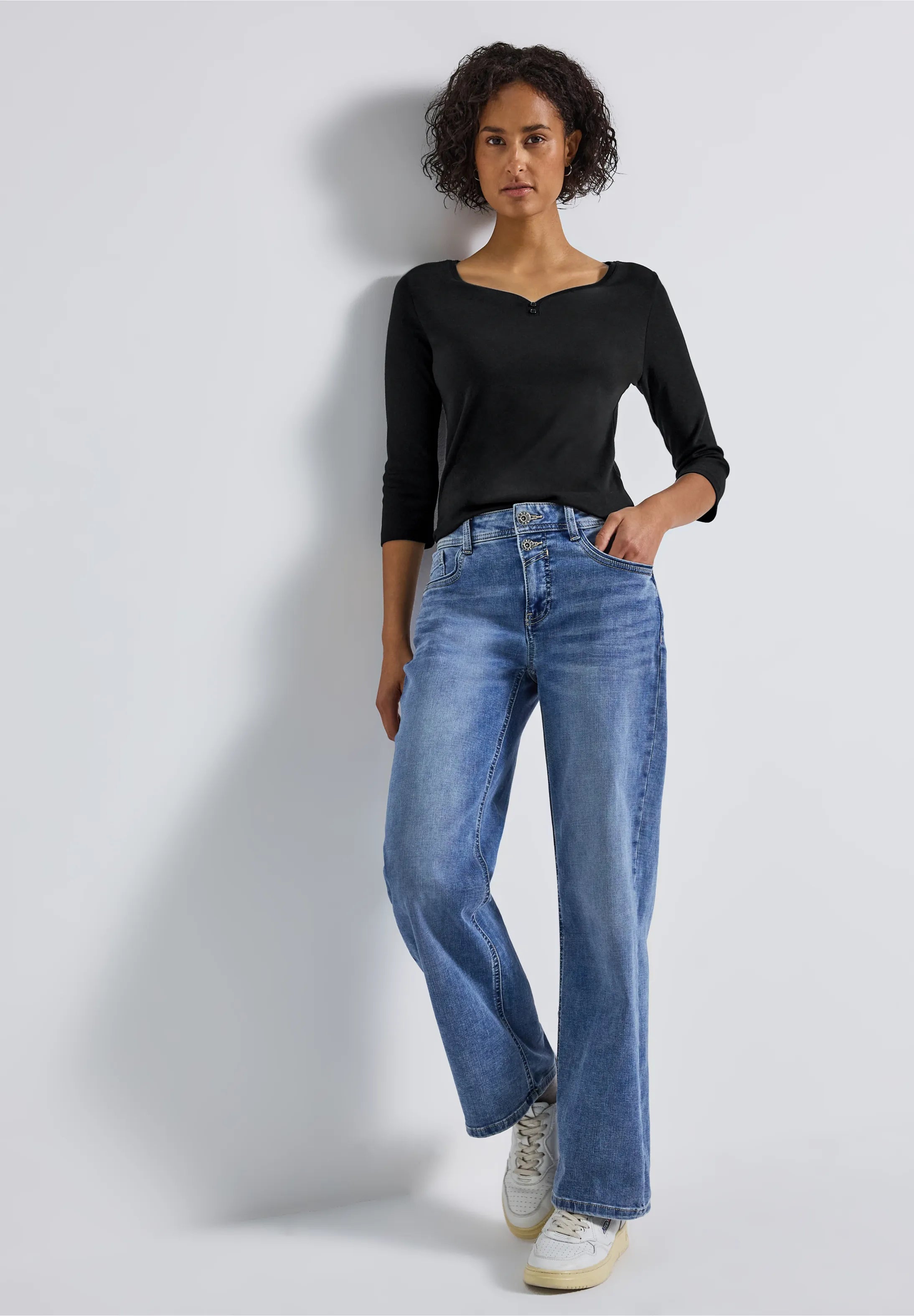 Styling: sort Street One V-hals T-shirt med jeans