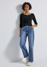 Styling: sort Street One V-hals T-shirt med jeans
