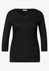 Detalje: rund V-hals og knap – LTD QR Basic Shirt sort