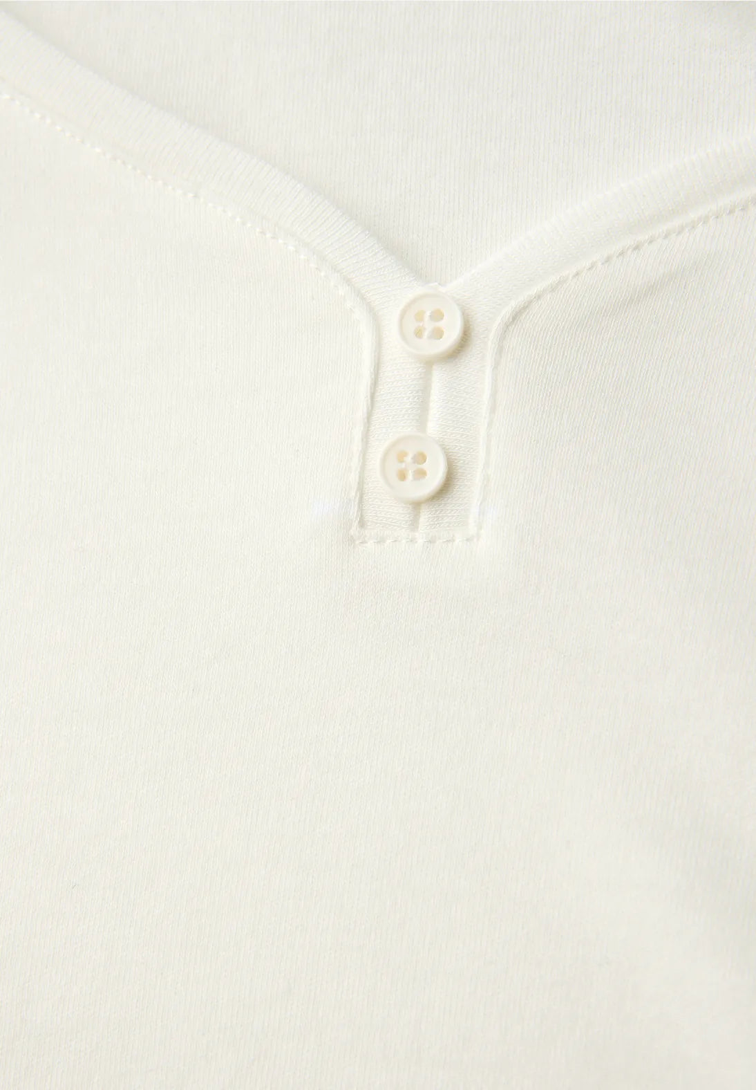 Detalje: V-hals og knap – LTD QR Basic Shirt i off white
