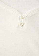 Detalje: V-hals og knap – LTD QR Basic Shirt i off white