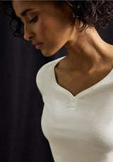 Detalje: V-hals og knap – LTD QR Basic Shirt i off white
