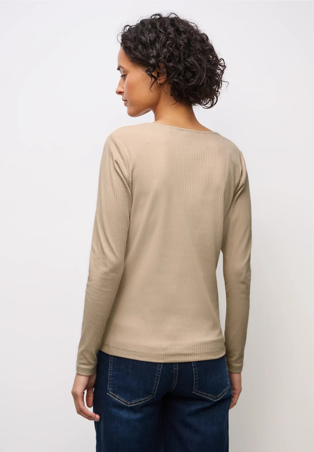 Street One 324167 ribbluse i Sanded Beige med hjerteformet udskæring og lange ærmer