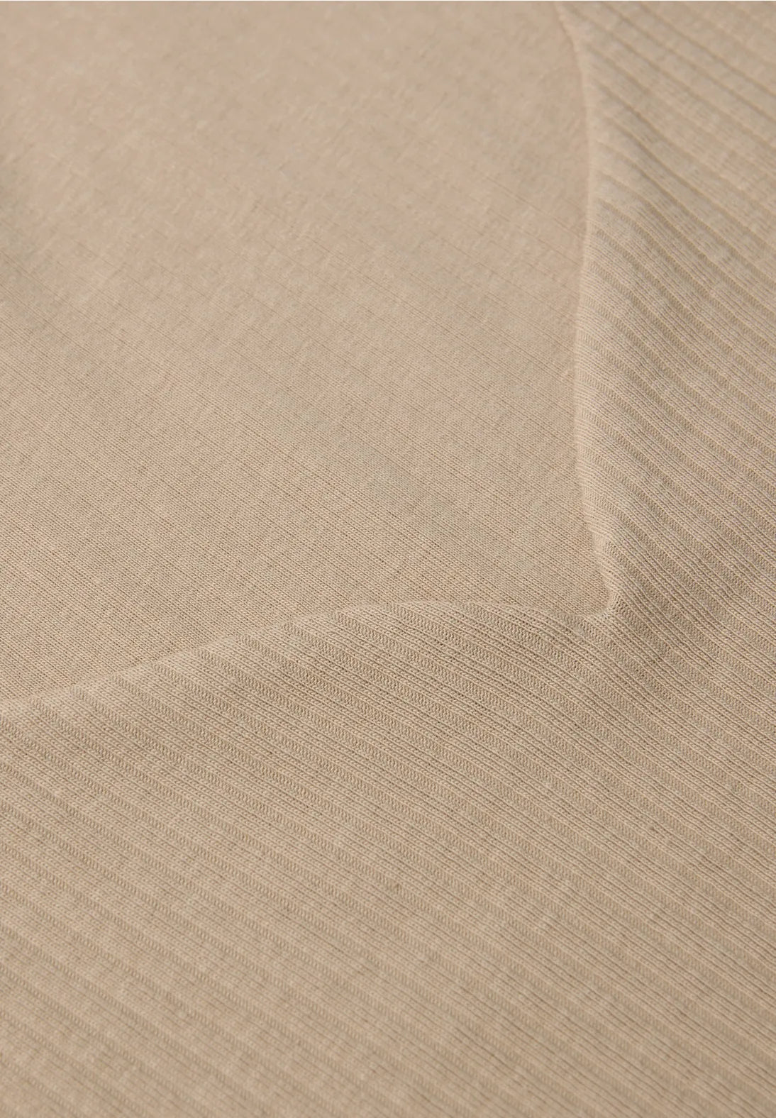 Street One 324167 ribbluse i Sanded Beige med hjerteformet udskæring og lange ærmer