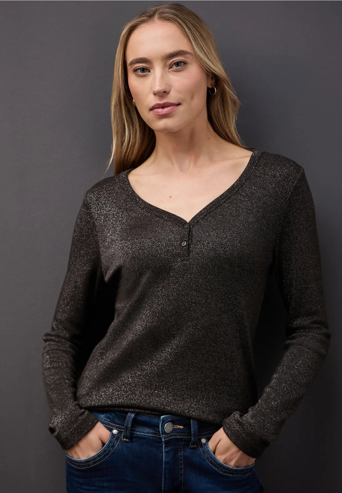 Street One Basic Shiny Shirt 324180 i dark brown med knaplukning og shiny finish