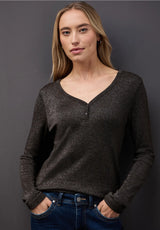 Street One Basic Shiny Shirt 324180 i dark brown med knaplukning og shiny finish