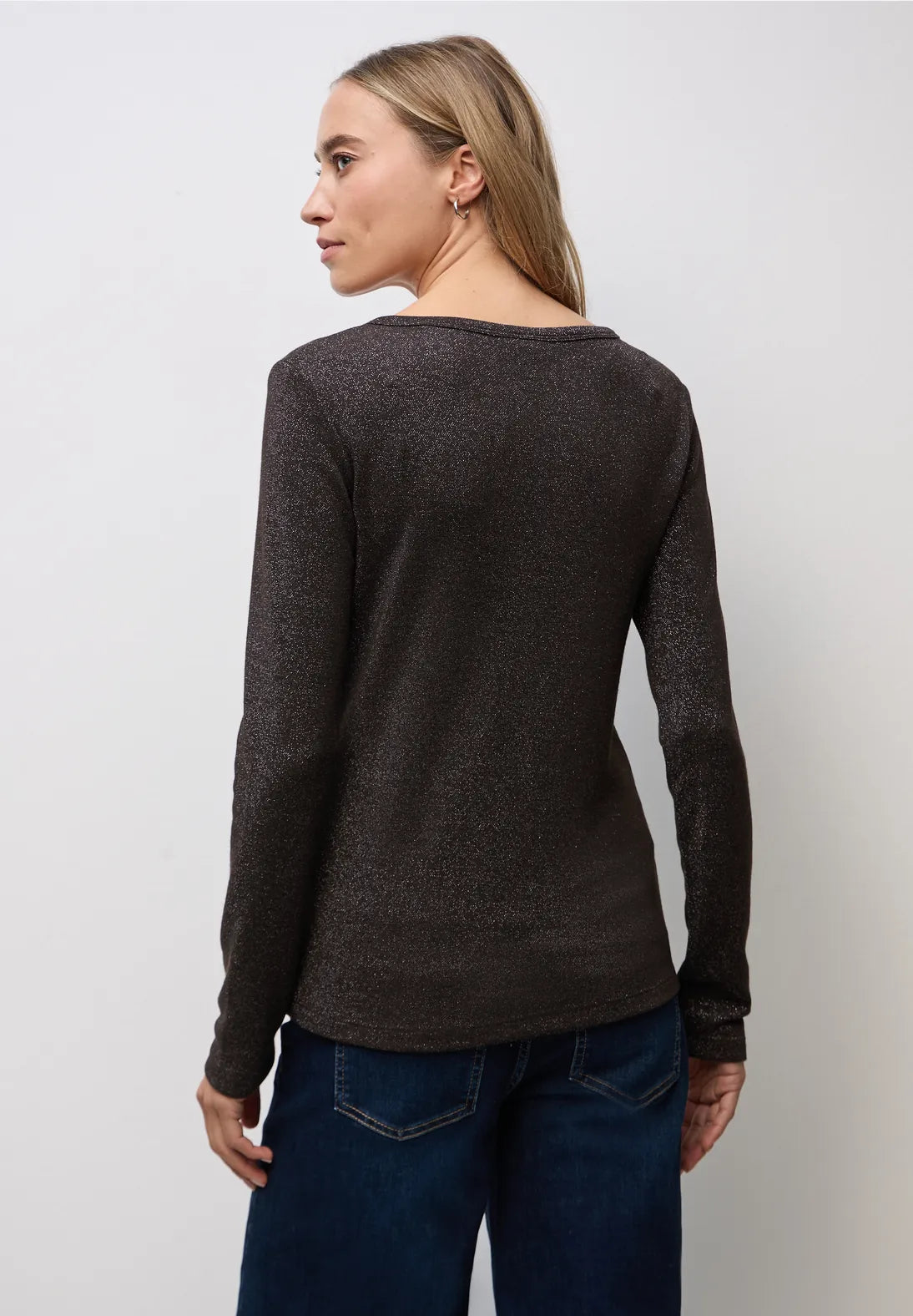 Street One Basic Shiny Shirt 324180 i dark brown med knaplukning og shiny finish