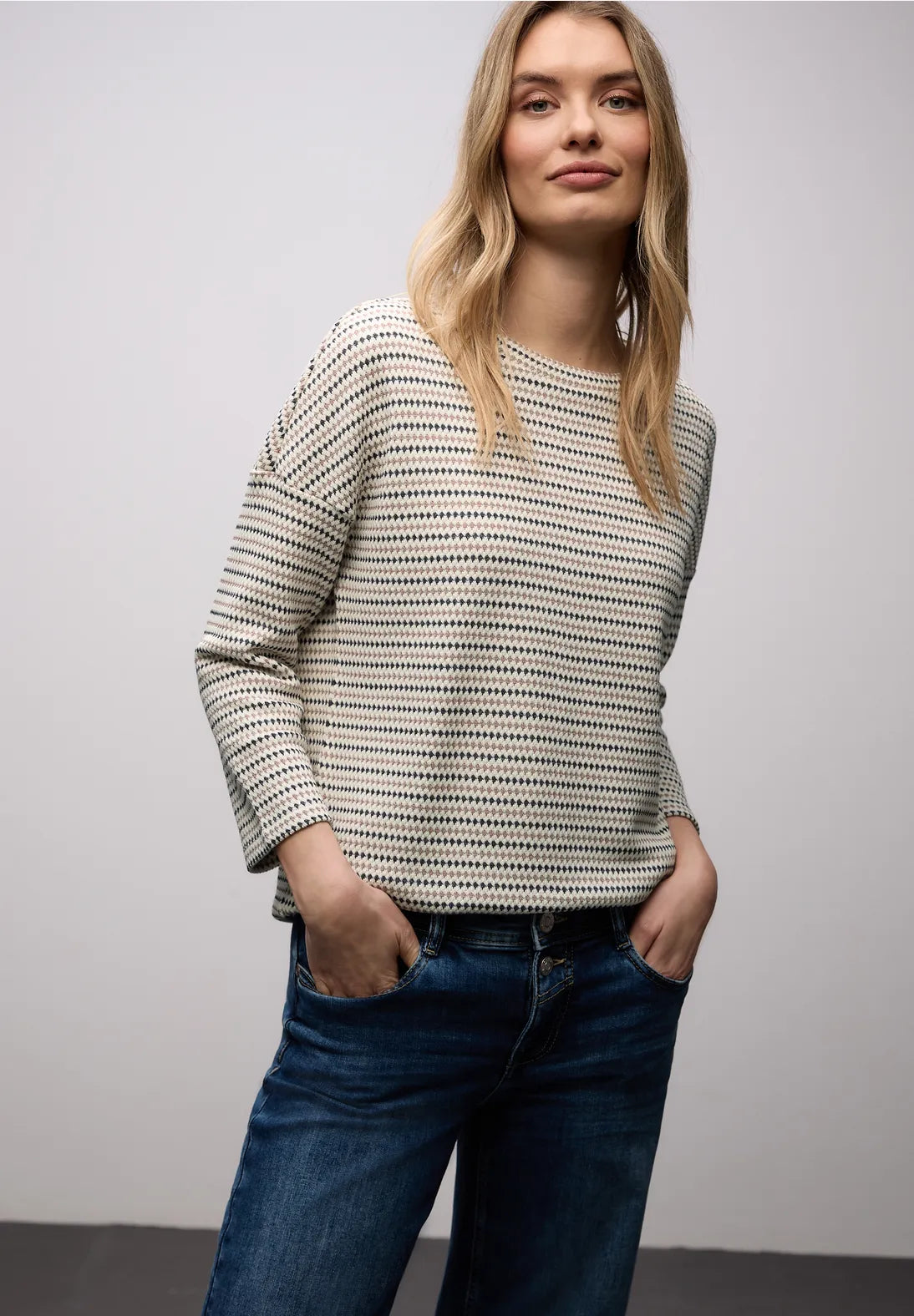 Stribet strik-look bluse fra Street One med U-boat hals