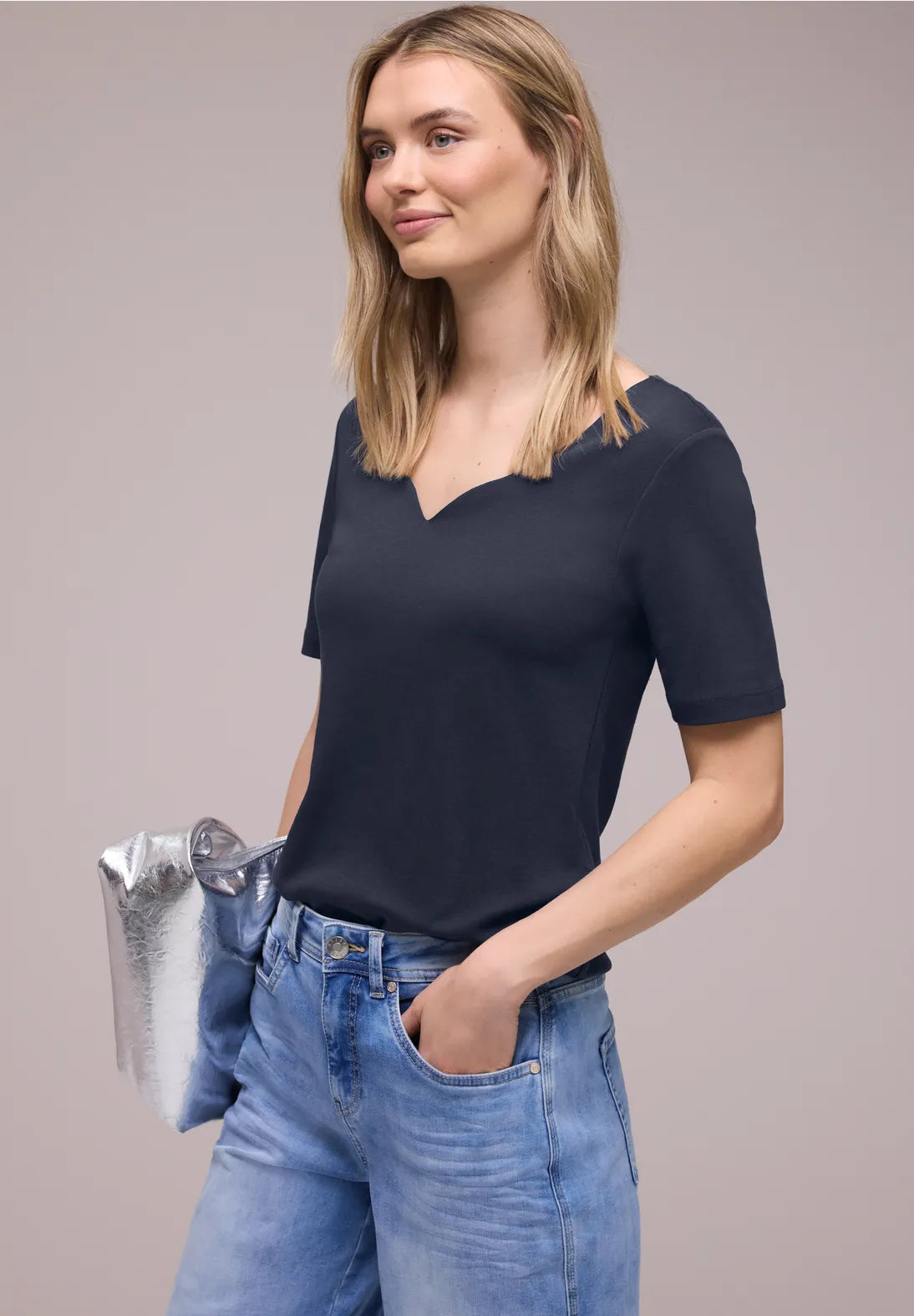 T-shirt med hjerteudskæring i Shadowed Navy fra Street One