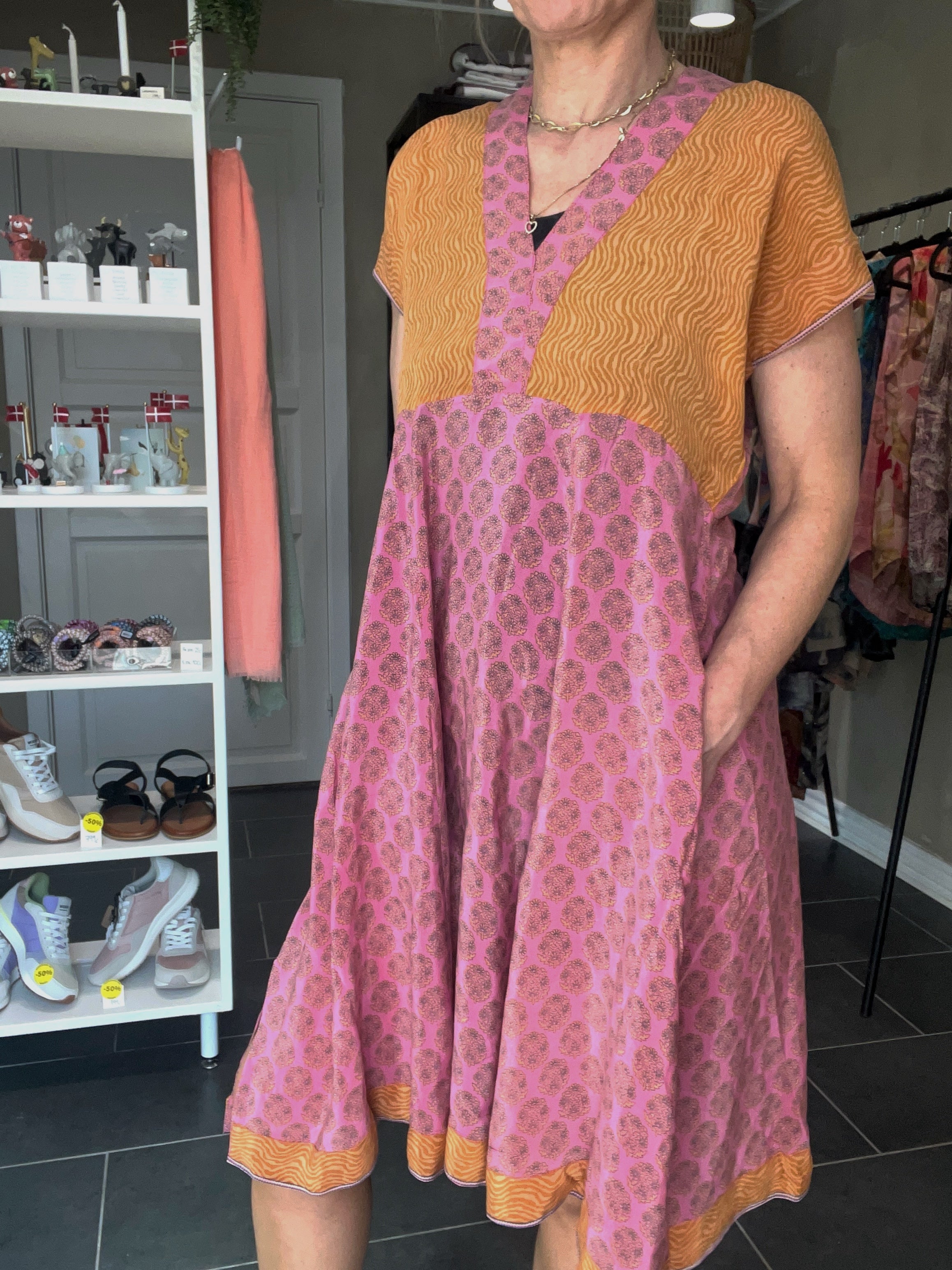 Feminin sommerkjole i rosa og orange silke