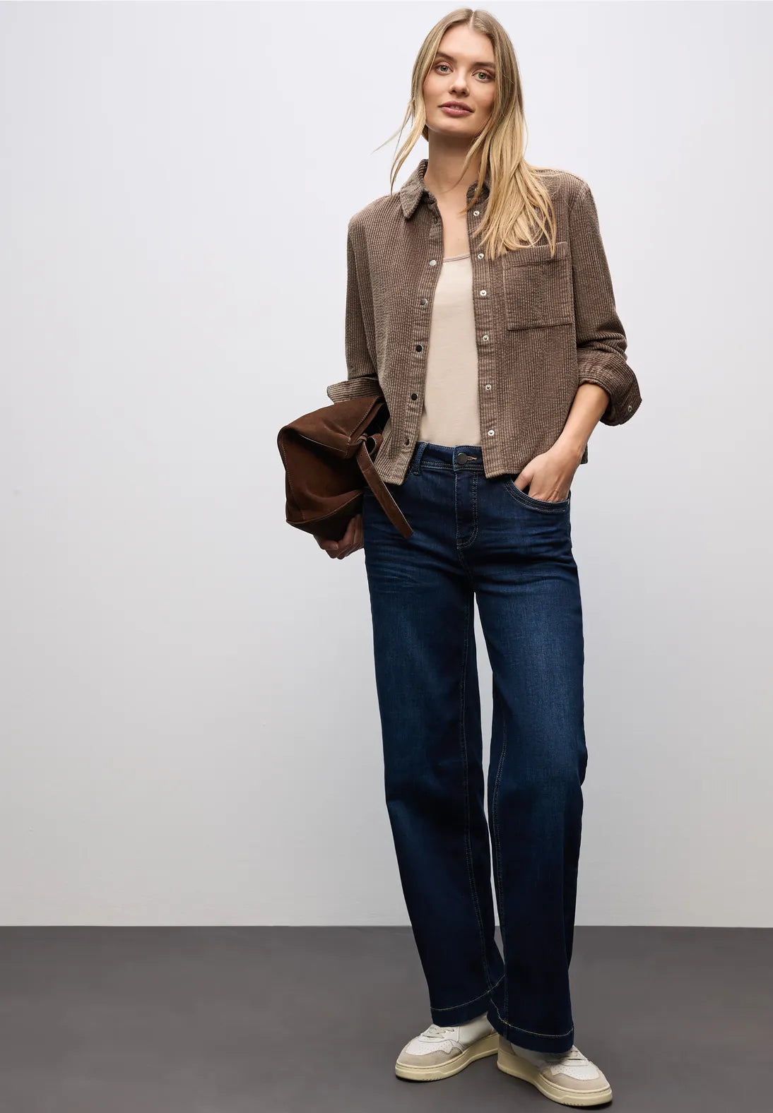 Styling: brun fløjlsskjorte som overskjorte over top