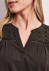 Ærmeløs blouse espresso brown feminin sommer top