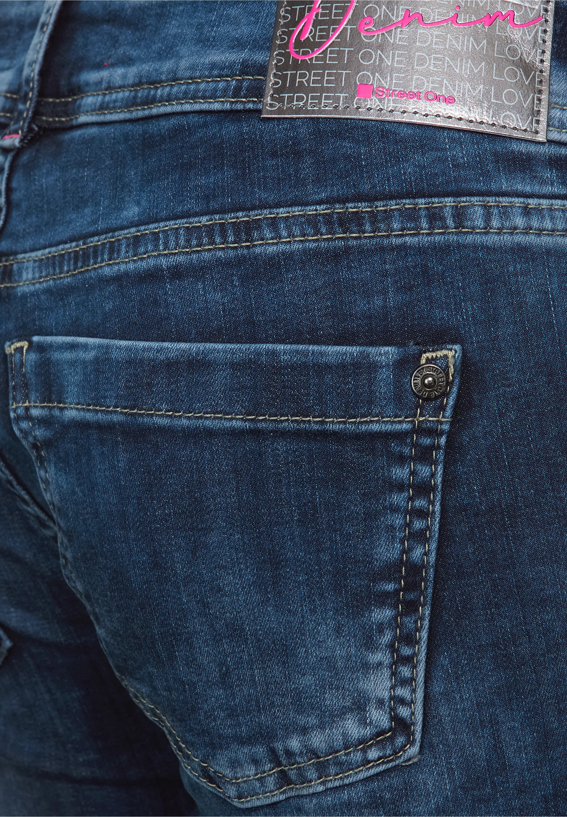 Mid waist jeans fra Street One med sporty detaljer og dobbelt knaplukning