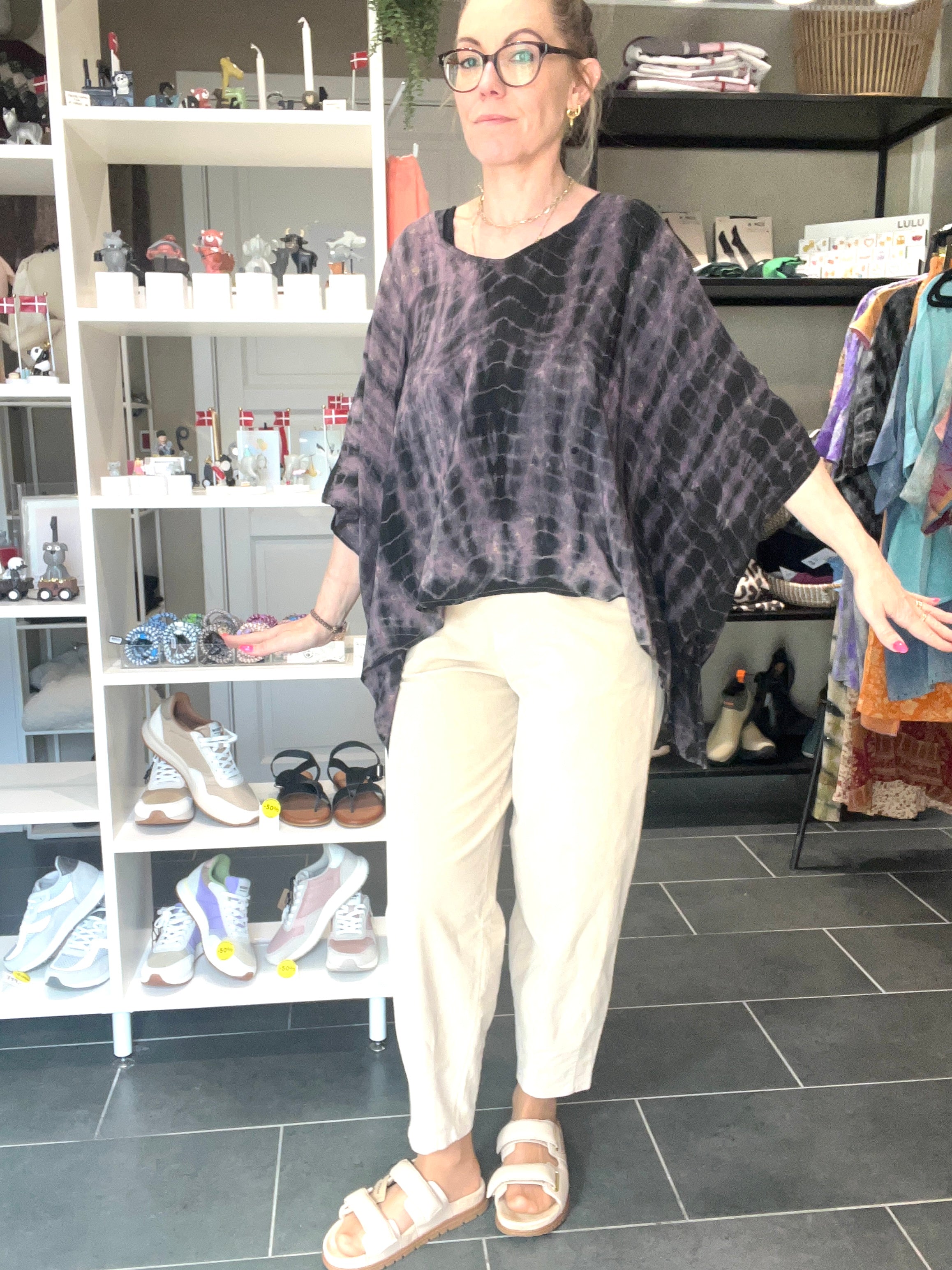 Lombok Poncho Blouse fra Cofur Denmark i bordeaux tie-dye silke