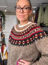 Håndstrikket beige sweater med rød sort og creme mønster