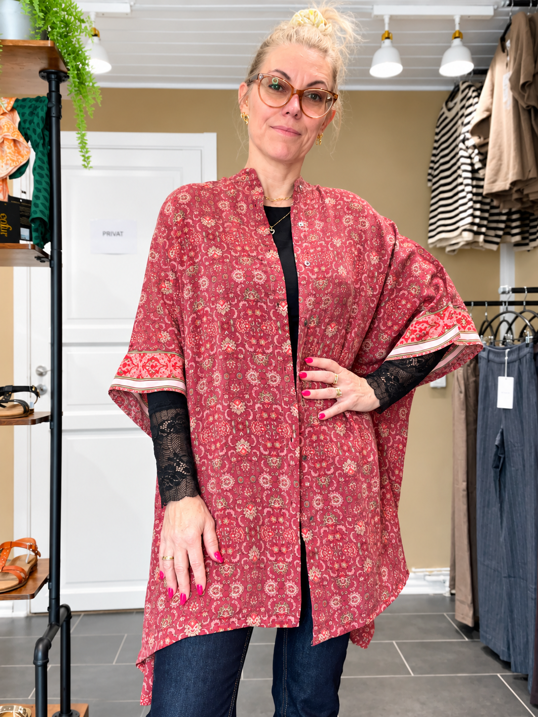 Diva Tunika Onesize – rød blomstret – 100% Genanvendt Silke – Cofur Denmark