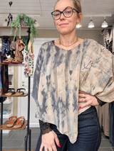 Cofur Poncho Blouse grå beige mønstret silkebluse til dame
