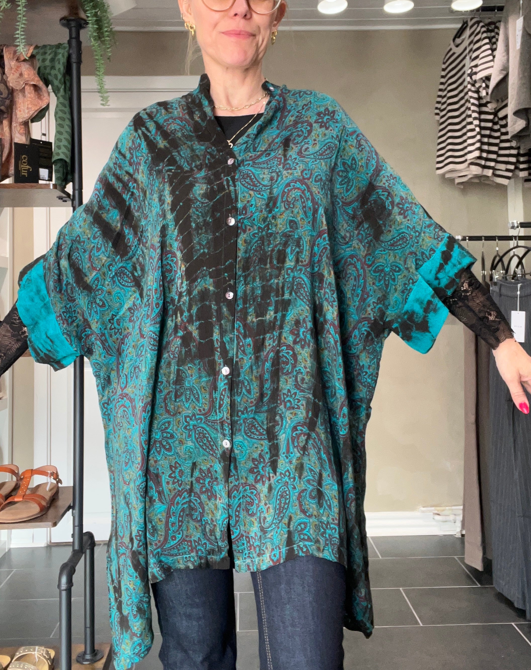 Diva silk tunika fra Cofur i grønne og blå nuancer med paisley