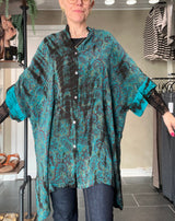 Diva silk tunika fra Cofur i grønne og blå nuancer med paisley