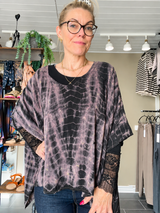 Cofur Lombok Poncho Blouse bordeaux tie-dye unika silkebluse i vintage sari-silke OneSize