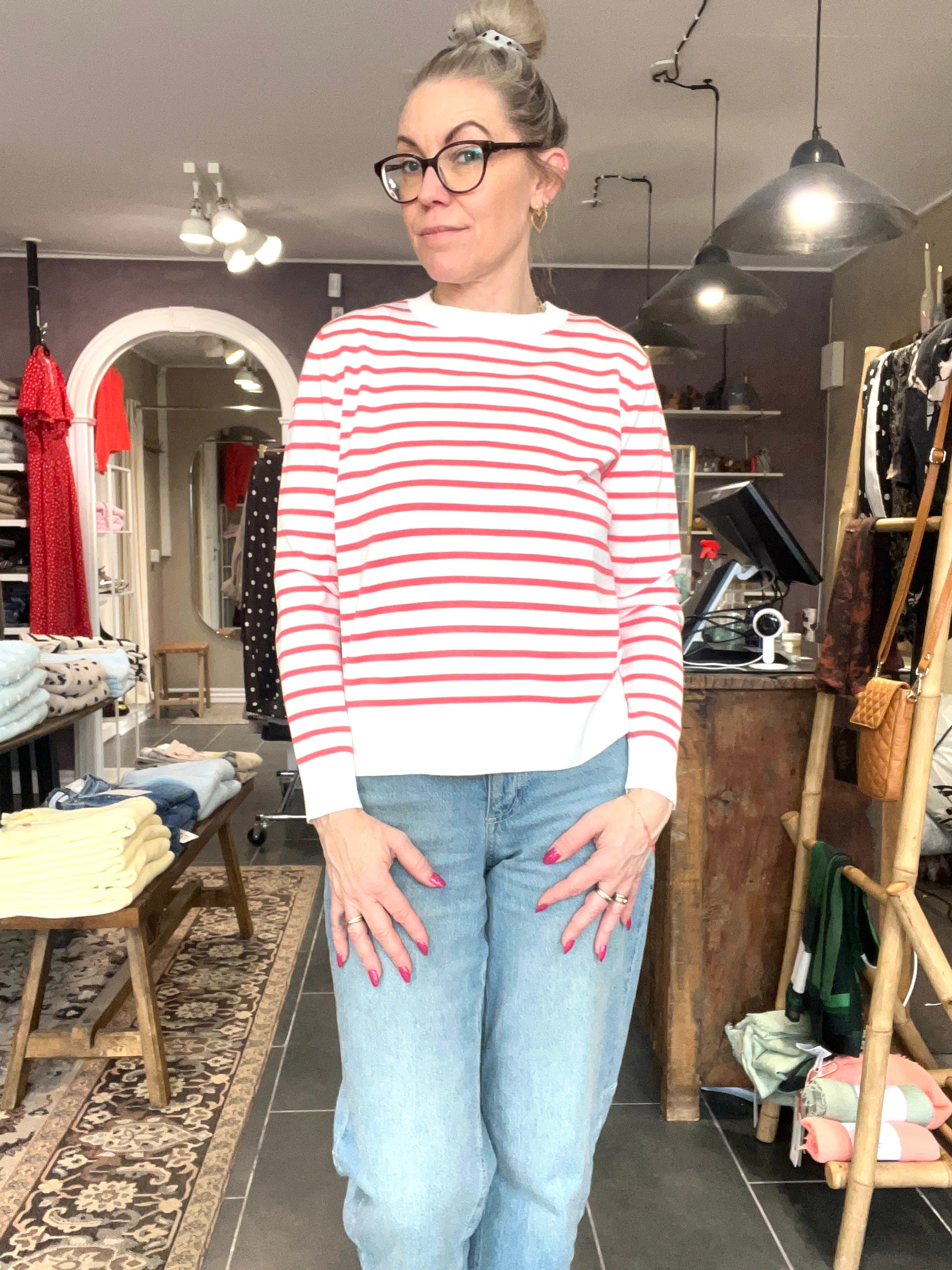Stribet sweater perfekt til afslappet outfit