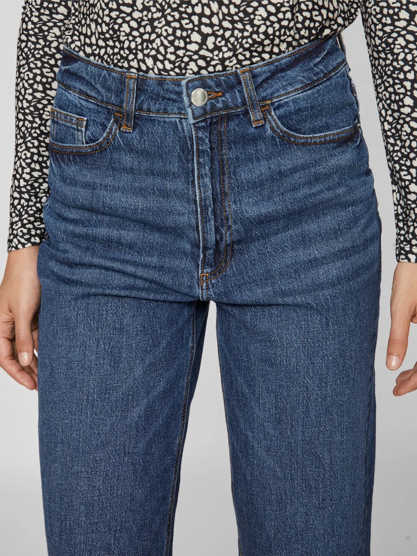 Detalje: lynlås, knap og twillstruktur – VIKELLY straight jeans