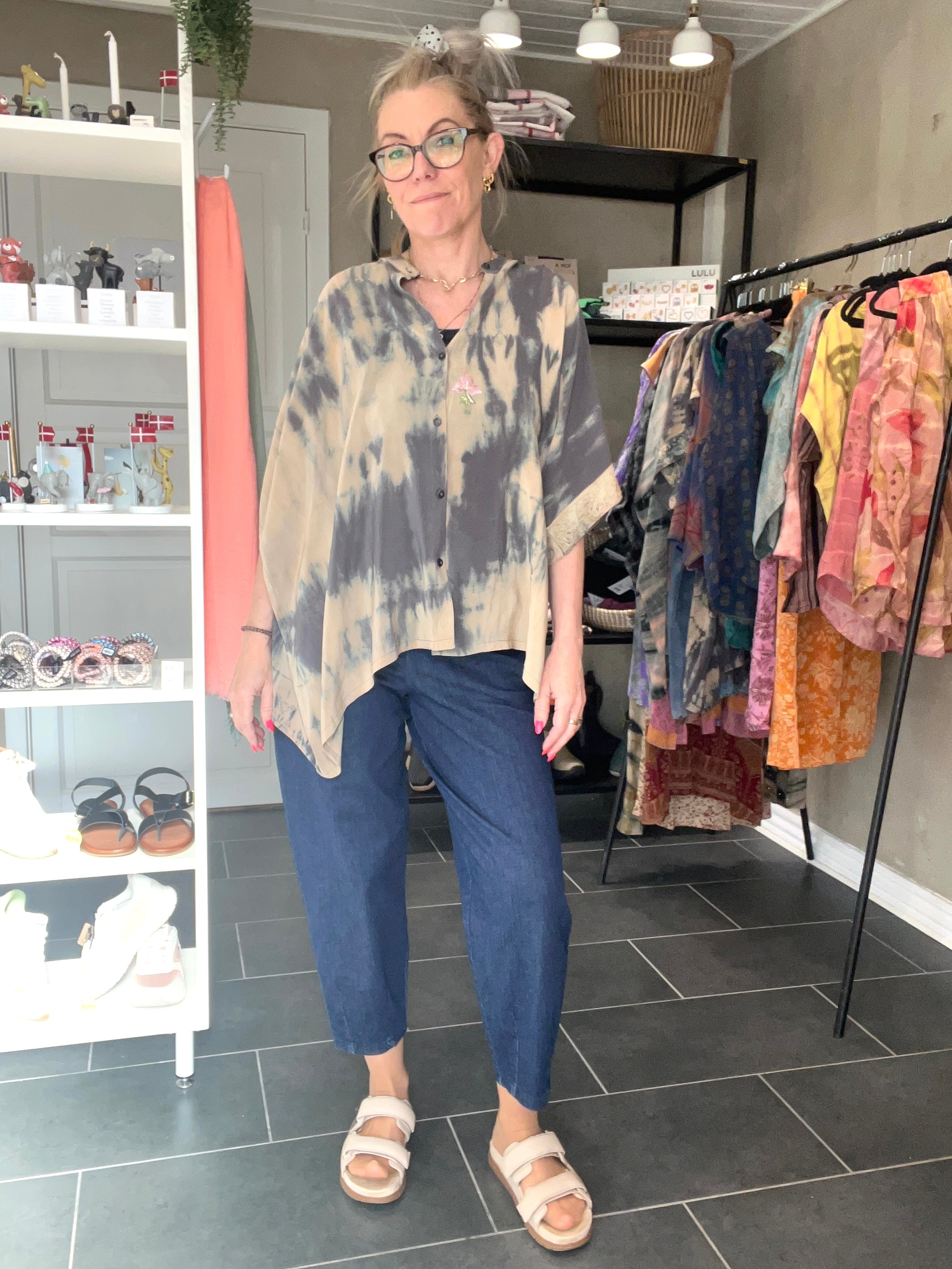 Diva Blouse fra Cofur Denmark i støvet grå og beige silke