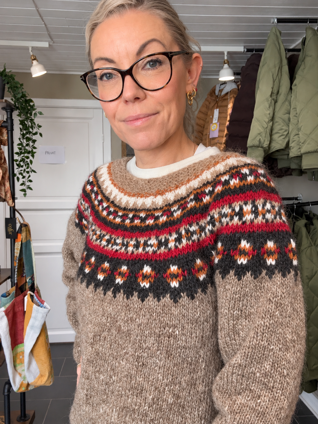 Balustrik beige uldsweater med rødt og sort mønster