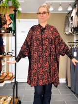 Diva Tunika Onesize – koralfarvet/sort– 100% Genanvendt Silke – Cofur Denmark