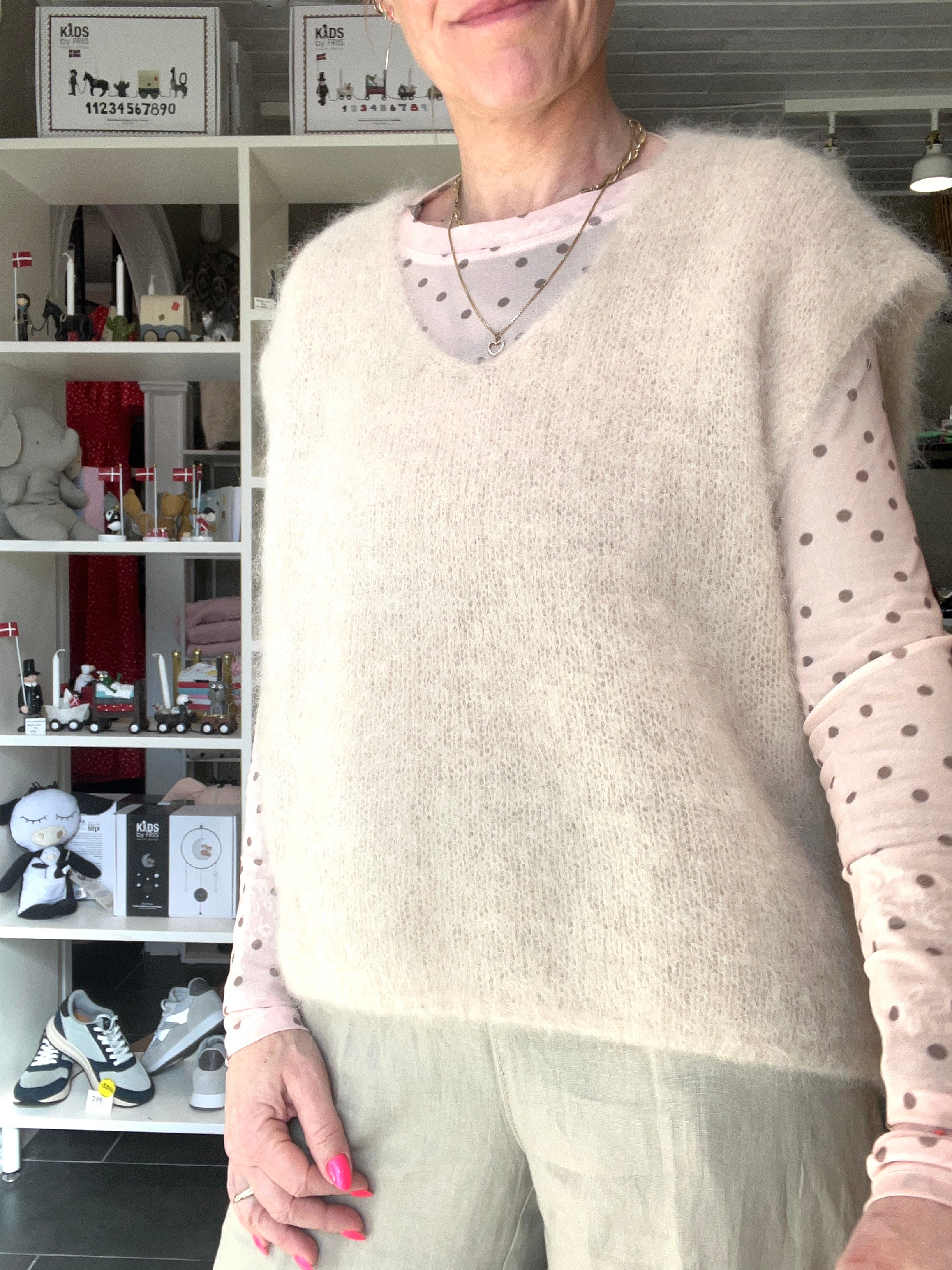 Bjoerk Strikvest – Latte fra Black Colour