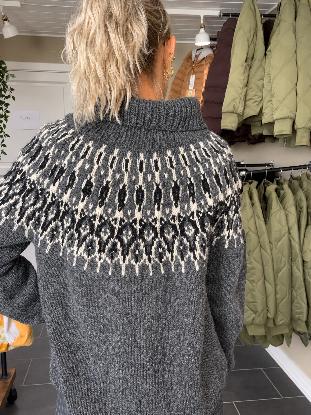 Grå håndstrikket rullekravesweater fra Balustrik