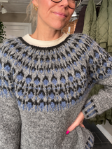 Håndstrikket grå sweater med nordisk mønster fra Balustrik