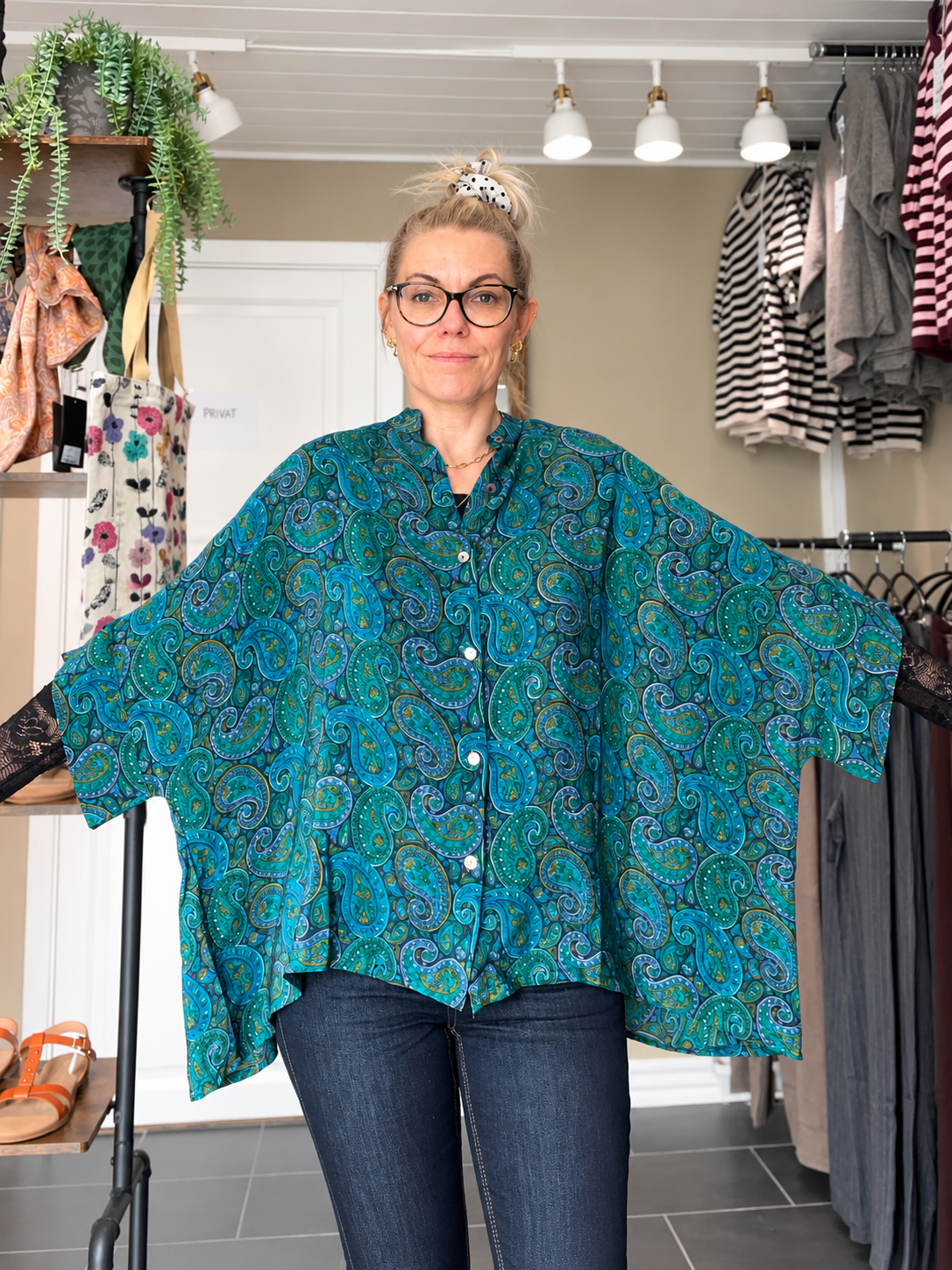 Cofur unika Diva Blouse blågrøn paisley i pre-loved indisk sarisilke
