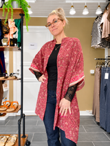 Diva Tunika Onesize – rød blomstret – 100% Genanvendt Silke – Cofur Denmark